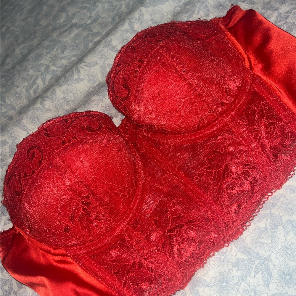 Elegant Red Lace Bustier